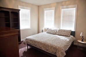 6 bedrooms, desk, iron/ironing board, travel cot