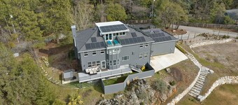 Breathtaking Sierra Foothills Sunset Views w/hot tub, volleyball, and EV charger