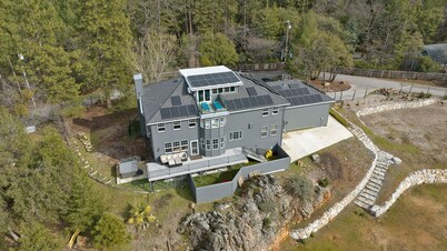 Breathtaking Sierra Foothills Sunset Views w/hot tub, volleyball, and EV charger