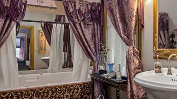 Romantische suite | Badkamer | Designer toiletartikelen, een haardroger, badjassen, handdoeken