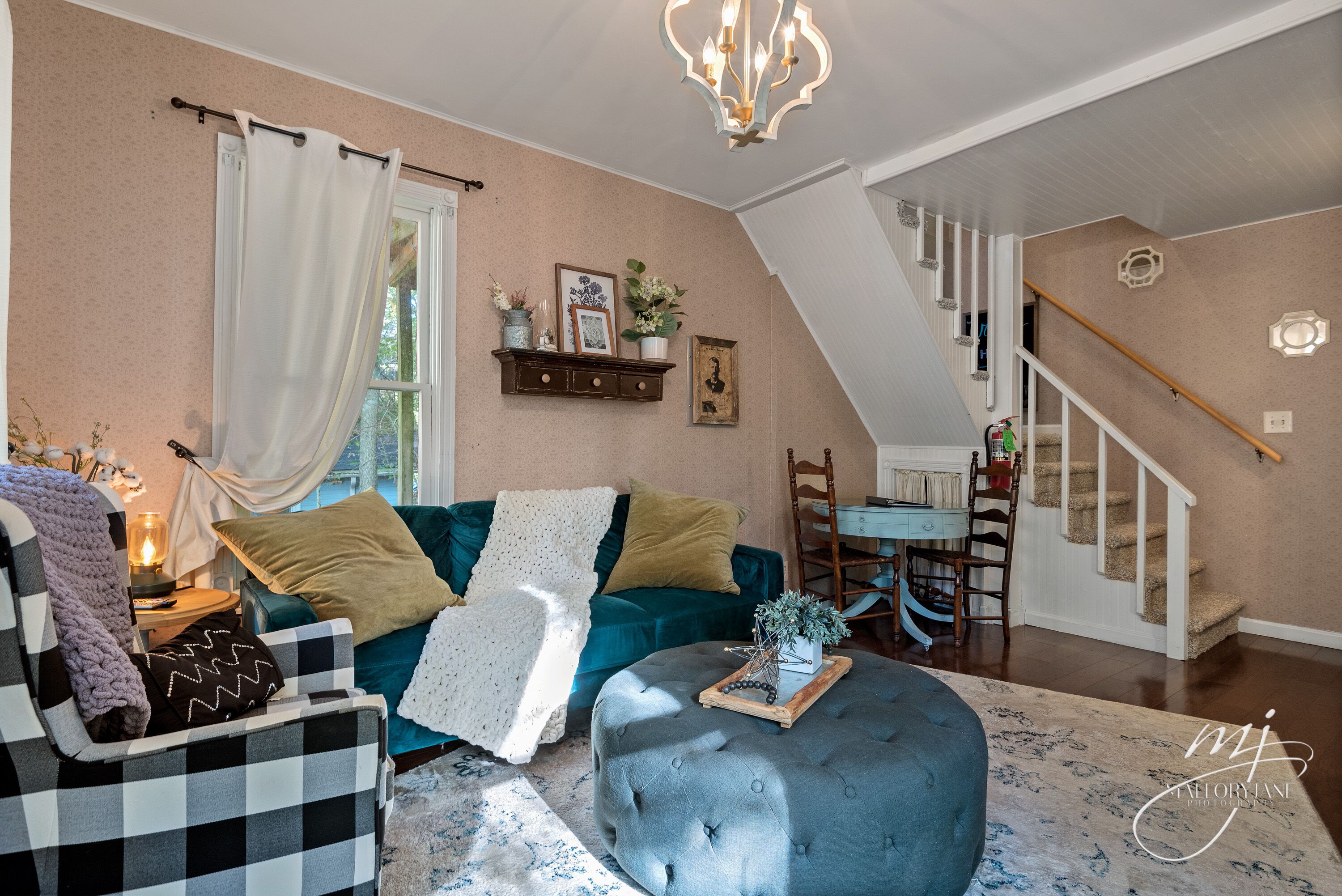 Casa de campo romántica | Área de sala de estar | Smart TV de 43 pulgadas con canales digitales y Netflix 