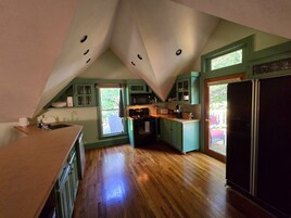 Loft superior, 1 cama de matrimonio grande, cocina, vistas a la montaña | Cocina privada | Frigorífico pequeño, microondas, cafetera o tetera y papel de cocina