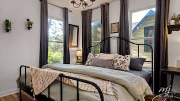 Romantische cottage | Luxe beddengoed, bedden met traagschuimmatras, individueel gedecoreerd