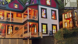 Una Casa Peabody de dos pisos con un balcón en el nivel superior, fundada en 1883.