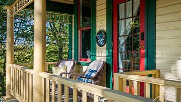 Signature suite, 1 kingsize bed, bubbelbad, uitzicht op stad | Terras