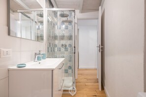 Douche, sèche-cheveux, bidet, serviettes fournies
