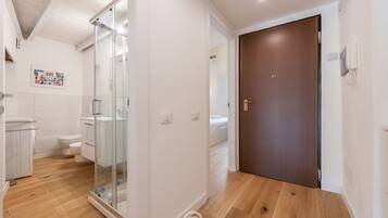 Shower, hair dryer, bidet, towels