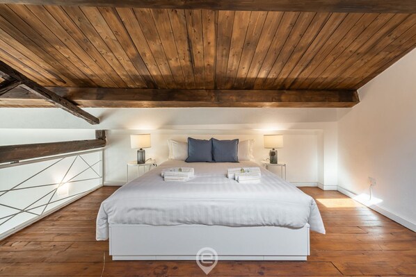 2 bedrooms, desk, iron/ironing board, WiFi