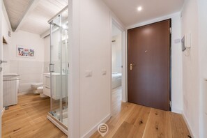 Bruser, hårtørrer, bidet, håndklæder