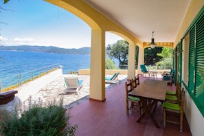 屋外ダイニングエリア