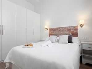 2 bedrooms, iron/ironing board, internet, bed sheets