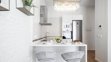 Kjøleskap, mikrobølgeovn, ovn og oppvaskmaskin