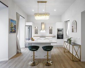 Kühlschrank, Mikrowelle, Ofen, Geschirrspüler