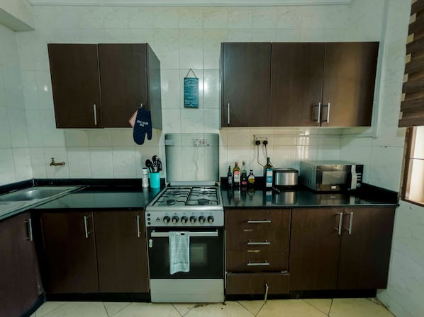 Kühlschrank, Mikrowelle, Ofen, Kochgeschirr/Geschirr/Besteck