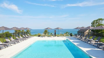 Una piscina al aire libre de temporada