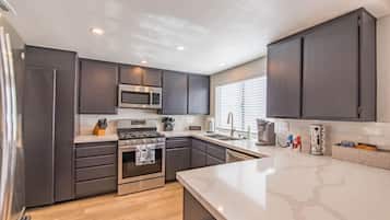 Refrigerador, microondas, horno y parrilla de estufa