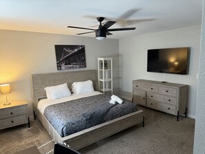 3 bedrooms, iron/ironing board, WiFi, bed sheets - Appian · Stunning Renovated home, Included Heated Spa (Henderson)