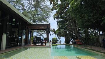 Una piscina al aire libre