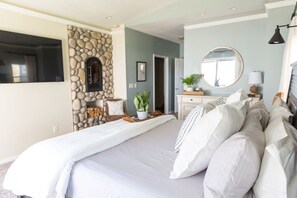 3 bedrooms, desk, iron/ironing board, travel crib