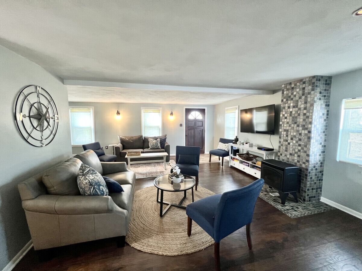 Smart TV, fireplace, stereo