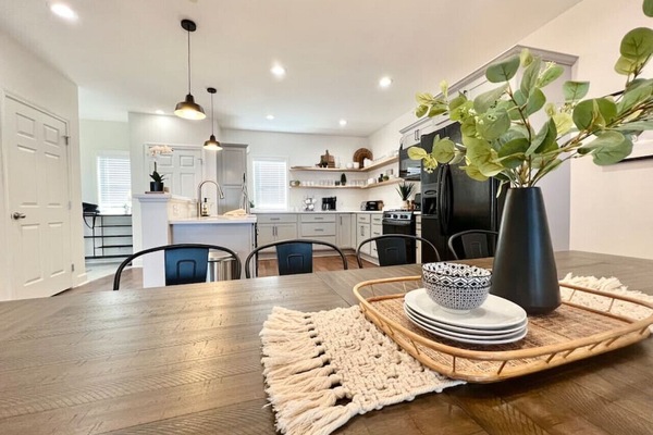 Kitchen & Dining Area