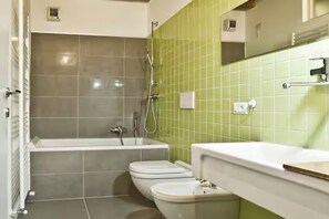 Duschwanne, Bidet, Handtücher, Shampoo