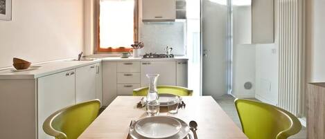 Frigorífico y utensilios de cocina