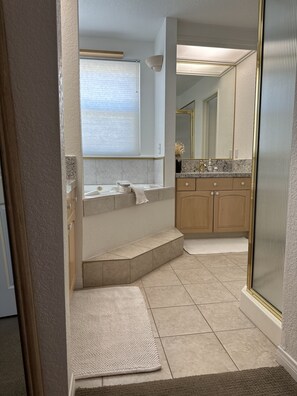 Whirlpool, Haartrockner, Handtücher, Seife