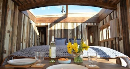 The Sandpiper - sleeps 4 guests in 2 bedrooms