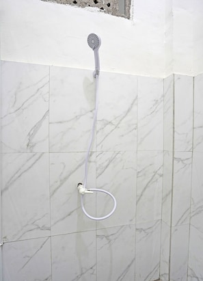 Standard-Doppelzimmer | Badezimmer | Dusche, Regendusche, Handtücher, Toilettenpapier