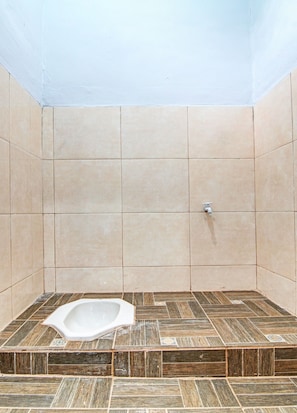 Basic-Zweibettzimmer | Badezimmer | Dusche, Handtücher, Toilettenpapier