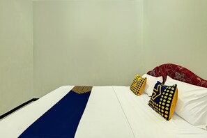 Quarto casal | Escrivaninha, espaço de trabalho para notebook, cortinas blackout