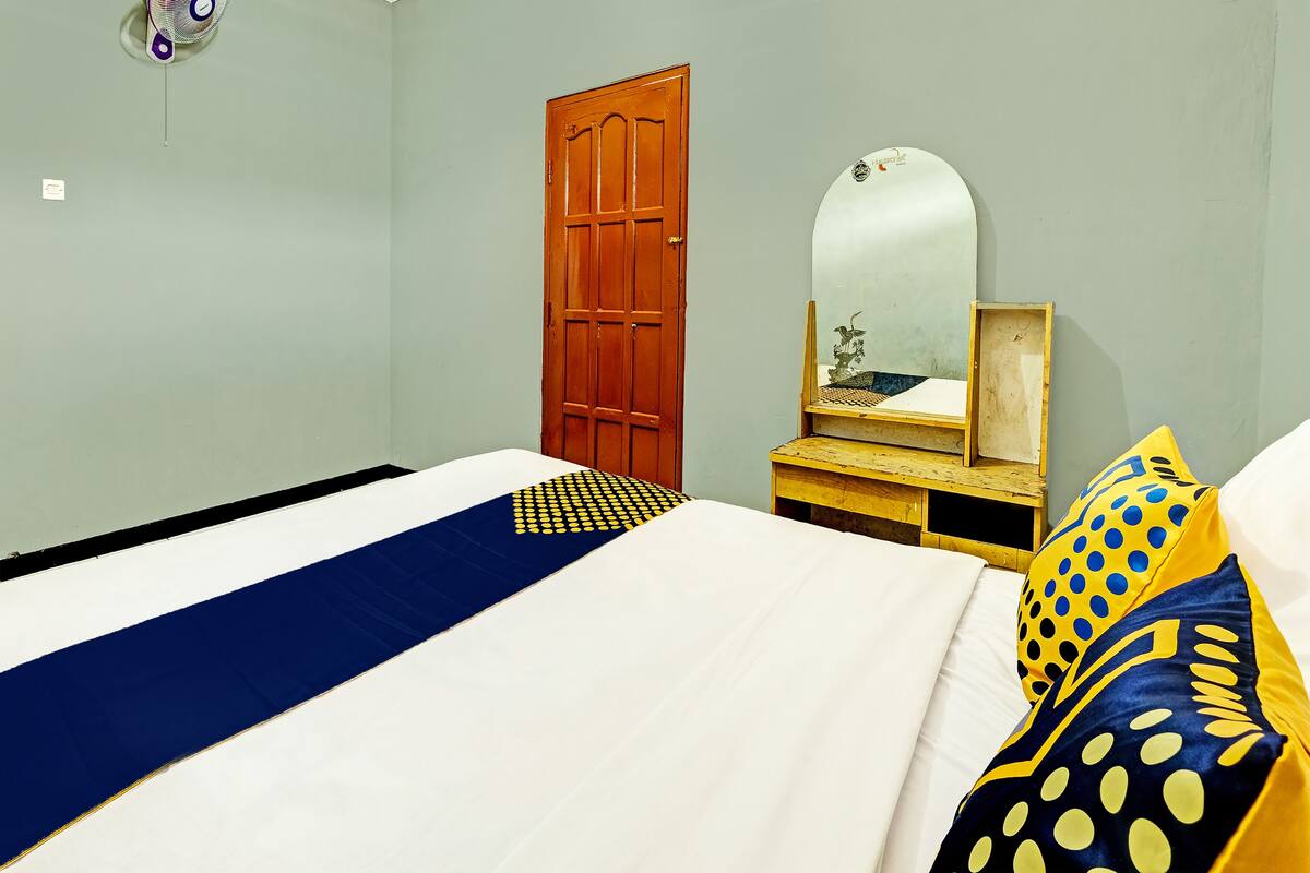 Escritorio, espacio para trabajar con un portátil, cortinas opacas