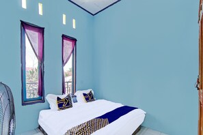 1 habitación, escritorio y ropa de cama