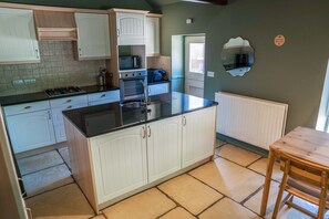 Réfrigérateur, four à micro-ondes, un four, lave-vaisselle