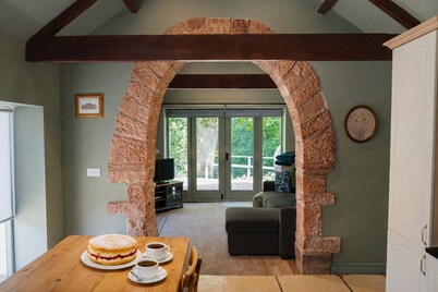 A cottage that sleeps 2 guests in 1 bedroom