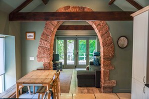 Televisión y chimenea 