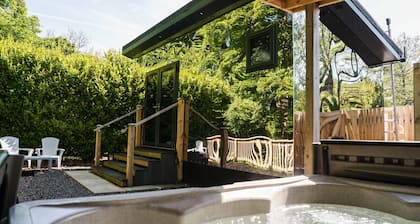 Reflections sleeps 2 with hot tub close to Scottish Borders and Hadrian's Wall