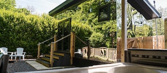 Reflections sleeps 2 with hot tub close to Scottish Borders and Hadrian's Wall