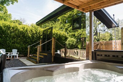 Reflections sleeps 2 with hot tub close to Scottish Borders and Hadrian's Wall
