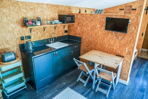 Kühlschrank, Mikrowelle, Ofen, Kochgeschirr/Geschirr/Besteck