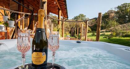 The Chard with hot tub overlooks a wildlife pond sleeping 2