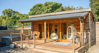 The Chard with hot tub overlooks a wildlife pond sleeping 2