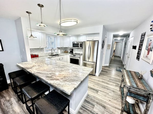 Refrigerador, microondas, horno y lavavajillas