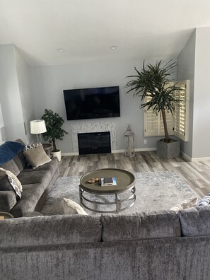 Smart TV, fireplace - Recently remodeled Golf Course Home in Desert Falls Country Club (Palm Desert)