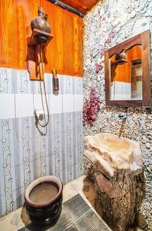 Habitación básica doble | Baño | Regadera, regadera tipo lluvia, toallas, papel de baño 