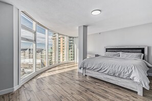 3 chambres, bureau, fer et planche à repasser, lit parapluie