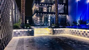 Chalet Deluxe | Coin séjour | TV connectée de 53 pouces avec chaßnes par satellite, télévision