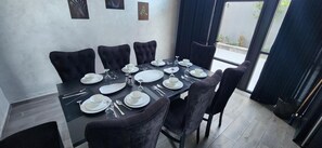 En 53-tommers smart-TV med Parabol-TV samt TV og peis