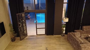 53-Zoll-Smart-TV mit Satellitenempfang, Fernseher, Kamin